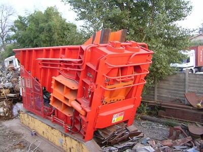 TAURUS TR feed hopper guiding scrap toward the compression zone with an inclined oscillating base.