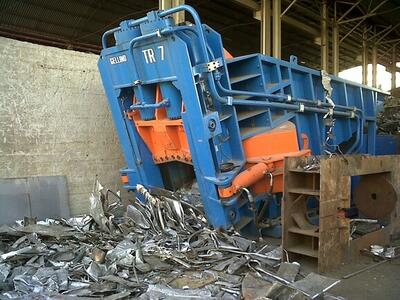 Precompression module of the TAURUS Blackline shear preparing material for continuous cutting cycles.