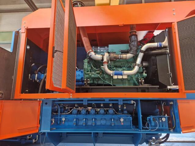 Open power unit of a TAURUS shear baler, with the engine and hydraulic pumps above and the valve panel with its pressure gauges below