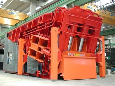 TAURUS TR double-compression reducer compacting scrap vertically and laterally before shearing.