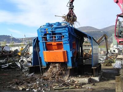 Oscillating table of the TAURUS inclined shear advancing scrap toward the shear blades for processing.
