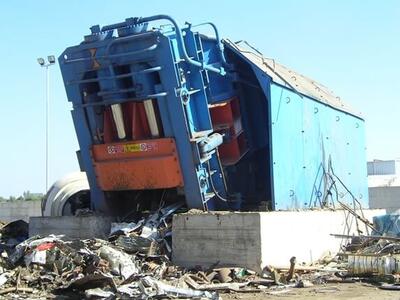 TAURUS inclined shear using vertical clamp and side lids to compress and size scrap before cutting.